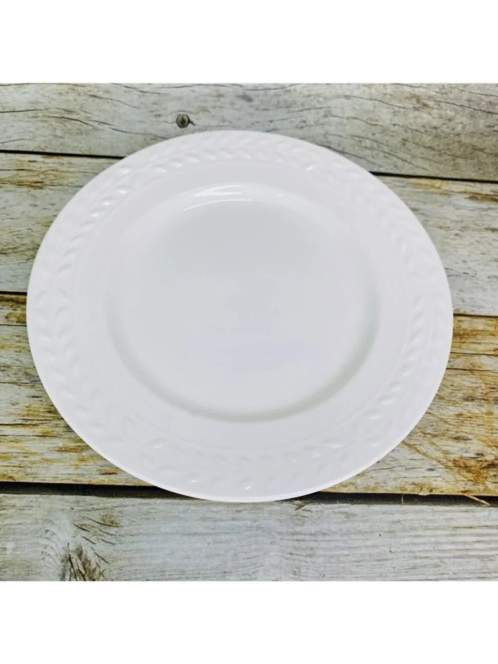 Gibson Everyday NOBILIS White Embossed Laurel Porcelain Salad Lunch Plates Set 2